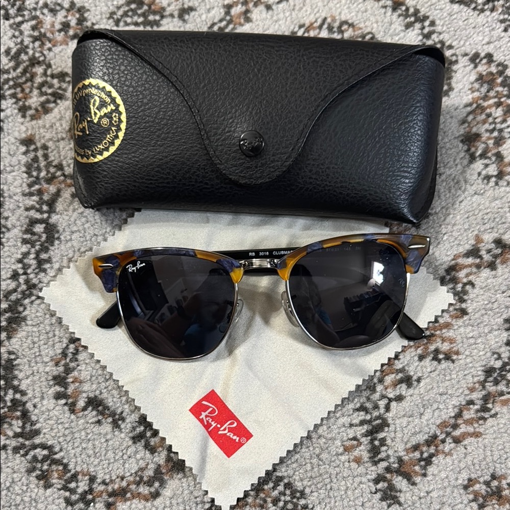 Ray-Ban Clubmaster Sunglasses with Black and Tortoiseshell Frame